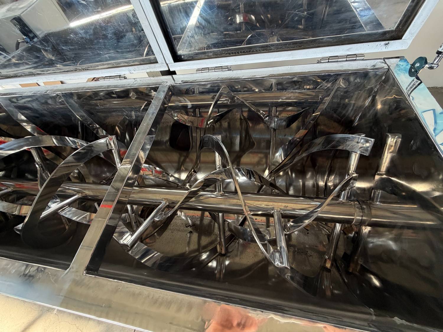 Horizontal-Ribbon-Blender-for-Plastic-Masterbatch (5) Horizontal-Ribbon-Blender-for-Plastic-Masterbatch (5)