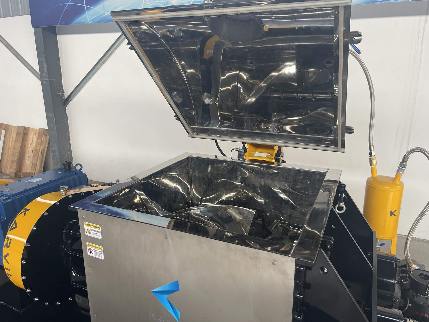 Sigma-Blade-Mixer-with-Screw-Discharge (2) Sigma-Blade-Mixer-with-Screw-Discharge (2)