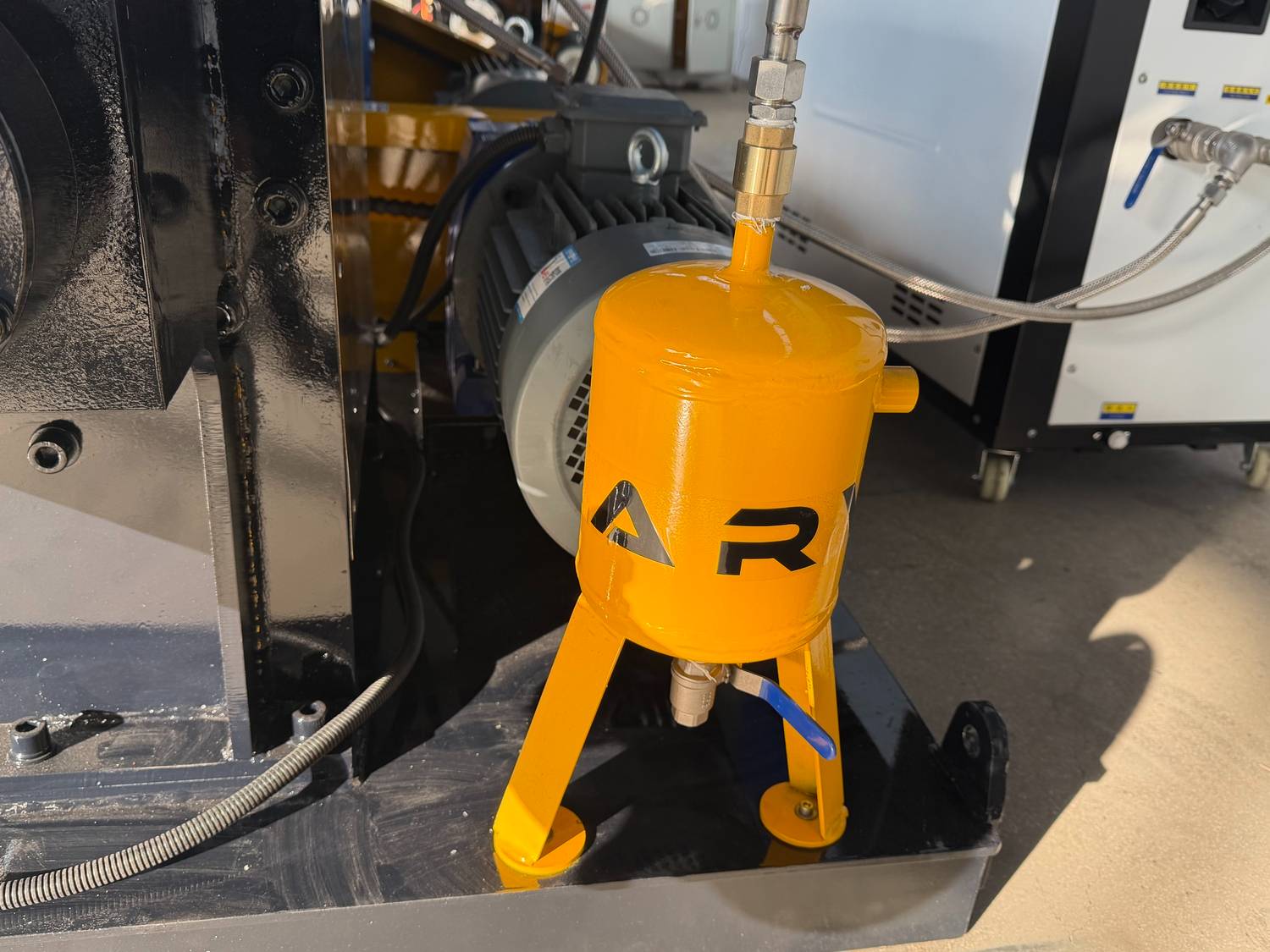 Vacuum-Screw-Discharge-Kneader-Mixer-with-Chiller (8)