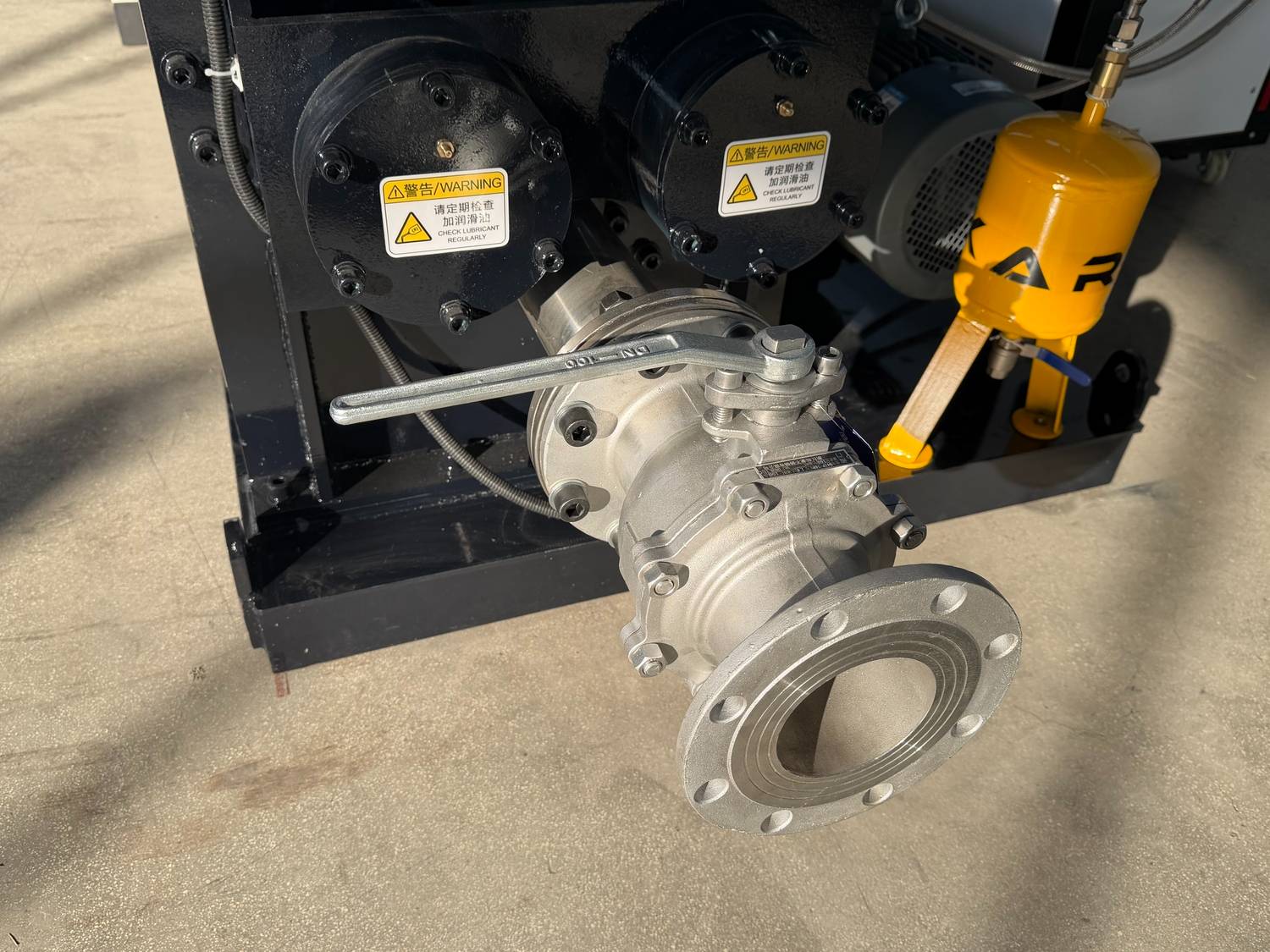 Vacuum-Screw-Discharge-Kneader-Mixer-with-Chiller (5)