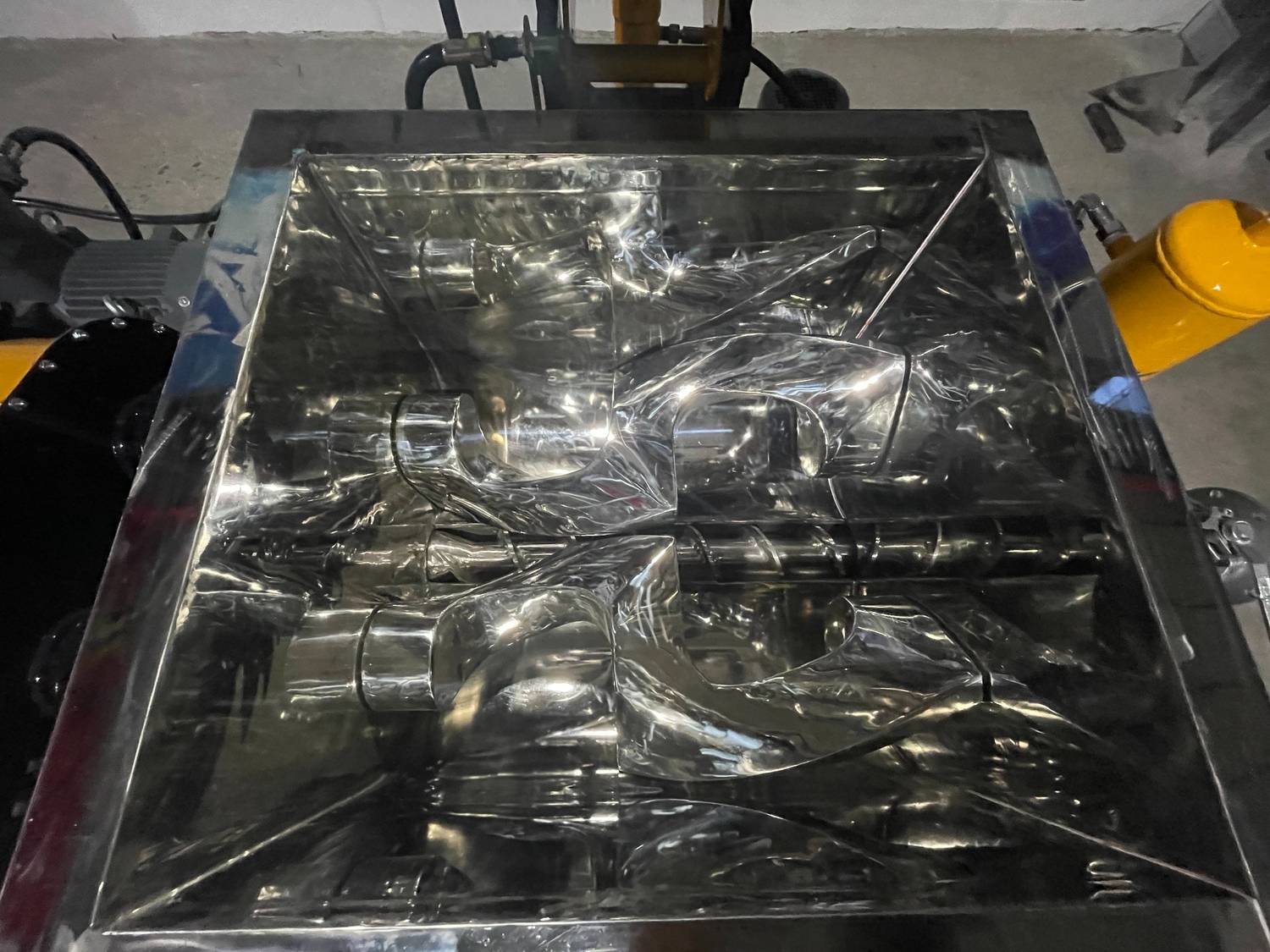 300L Explosion-Proof Vacuum Screw Discharge Kneader Mixer (2)